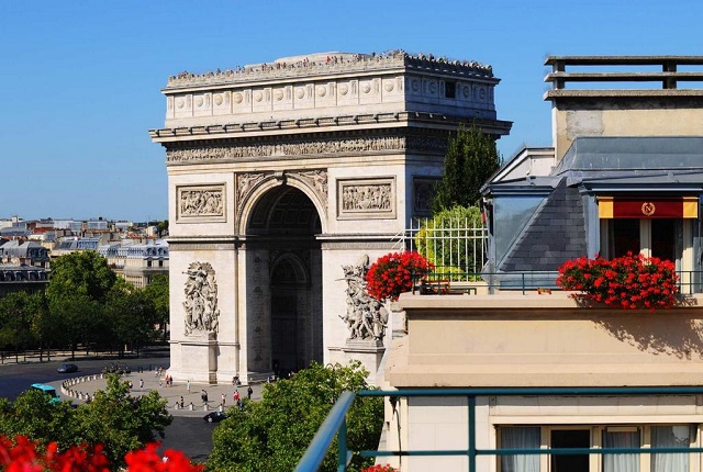 Отель в Париже с видом на Триумфальную арку