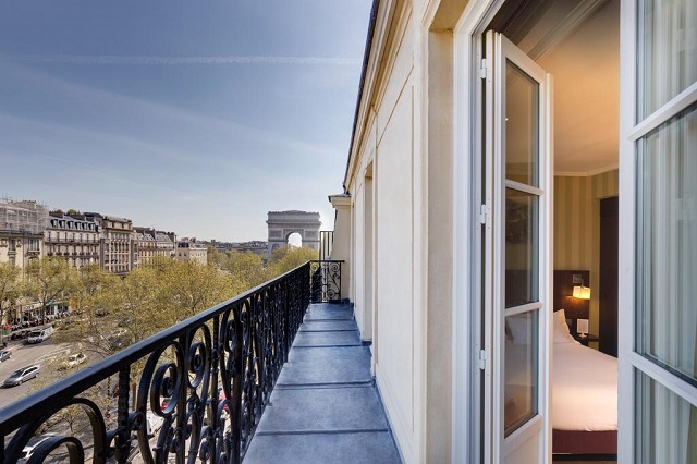 Бутик-отель в центре Парижа с видом на Триумфальную арку