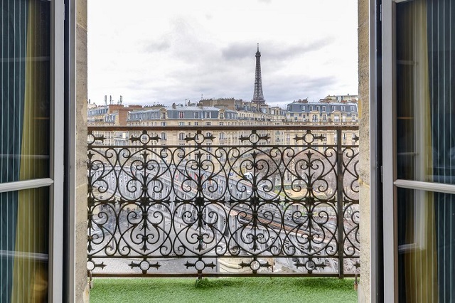 вид на Эйфелеву башню из окна номера в Париже