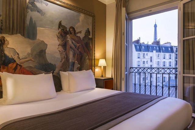 отель в Париже с видом из окна на Эйфелеву башню