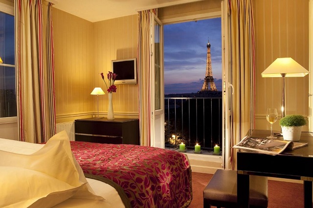 вид с балкона отеля на Эйфелеву башню