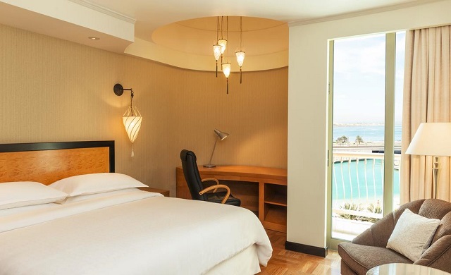 отель с видом на море в Абу-Даби