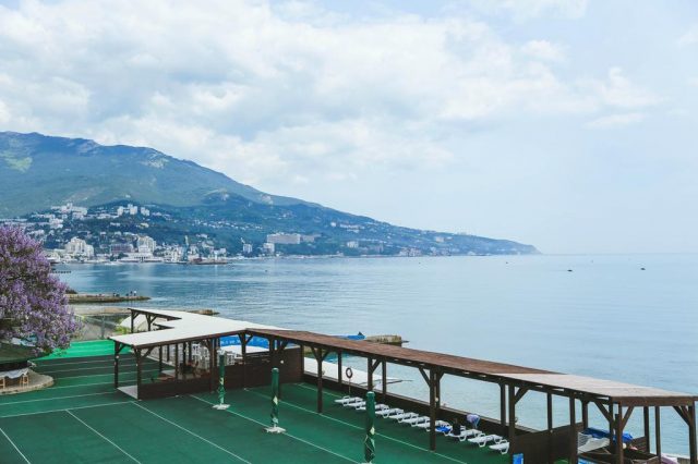 ehko-otel-levant красивый вид на море и крымские горы из окна отеля в Ялте