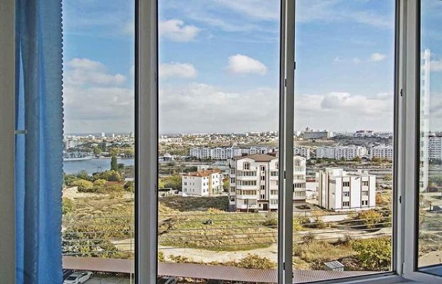 красивый вид из окна апартаментов на морской порт в Севастополе