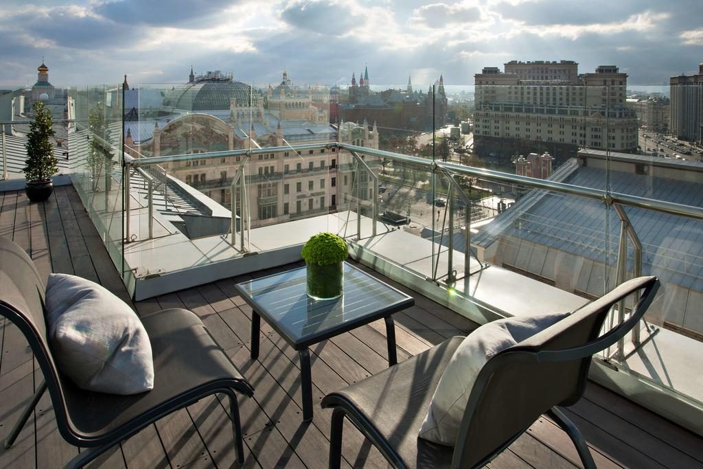 Великолепный вид на московский Кремль с площадки ресторана отеля ararat-park-hayatt3