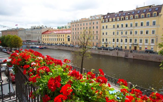 великолепный вид из окна на город Санкт-Петербург и канал