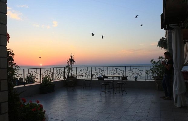 красивый вид с террасы отеля на море в Феодосии