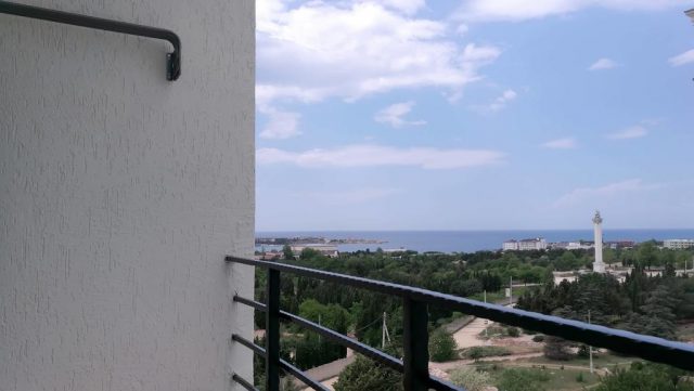 красивый вид с балкона апартаментов на море и Севастополь