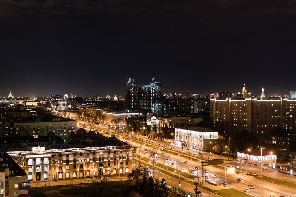 Великолепный вид на ночную Москву из окна отеля hayatt-ridzhensi-moskva-petrovskij-park1