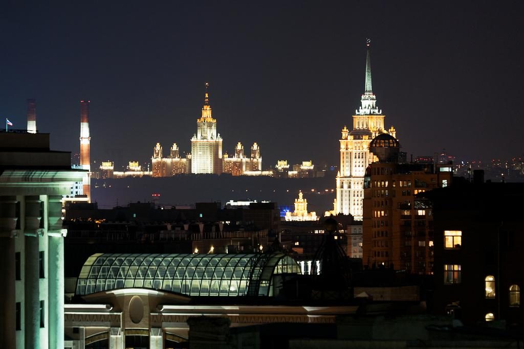Шикарный вид из окна отеля на ночную Москву holidej-inn-moskva-lesnaya1