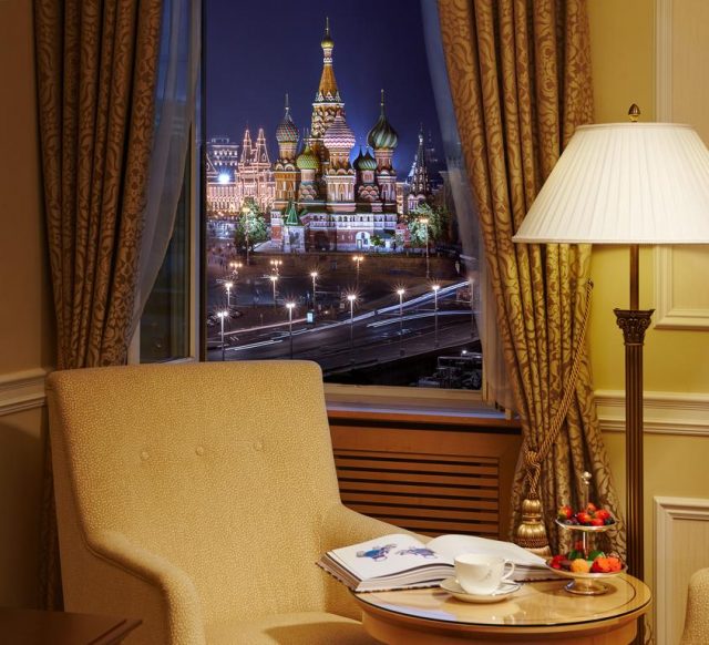Великолепный вид на ночную Москву и Кремль из окна отеля otel-balchug-kempinski-moskva1