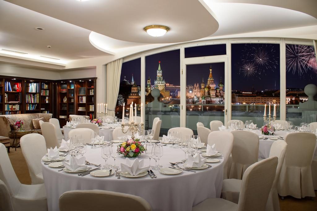 Великолепный вид на ночную Москву и Кремль из окна ресторана отеля otel-balchug-kempinski-moskva1