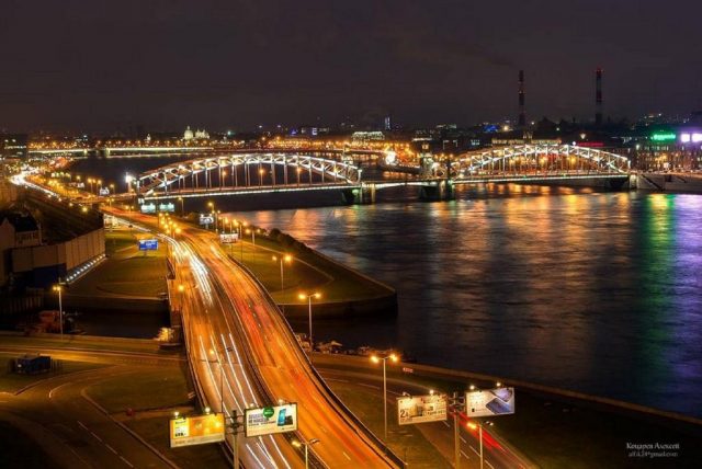 прекрасный вид из окна на ночную реку Неву и мост