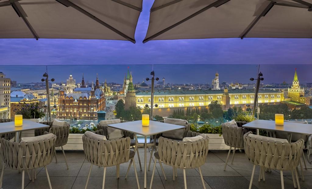 Великолепный вид на московский кремль с площадки ресторана в отеле otel-ritc-karlton3