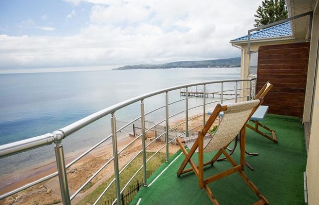 красивый вид с балкона на море рядом с отелем