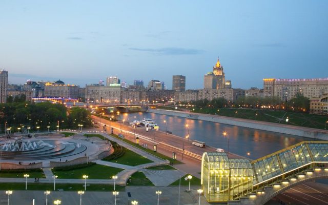 красивый вид из окна отеля на Москву-реку в сумерках