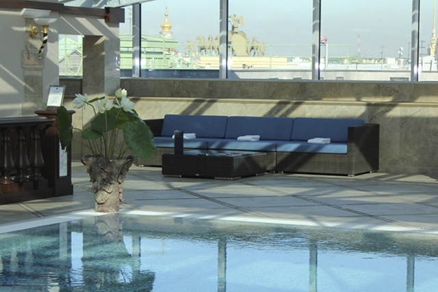 вид на город из бассейна отеля в центре Санкт-Петербурга
