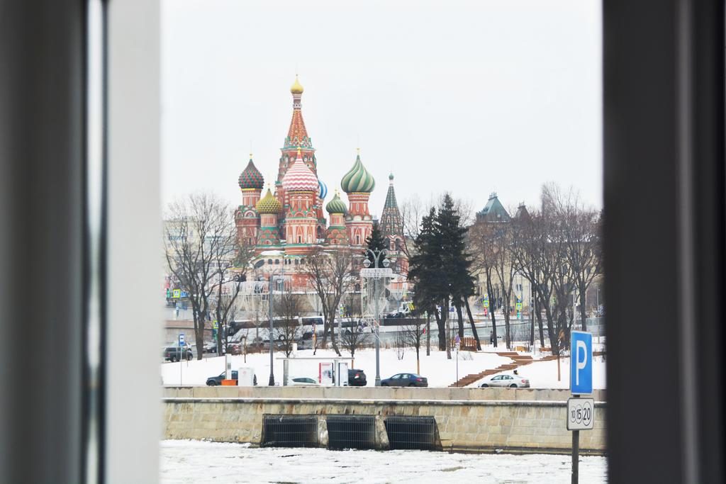 Шикарный вид из окна на Казанский собор и Кремль в Москве trojka-otel-moskva1