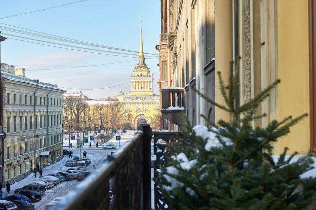 Шикарный вид из окна на достопримечательности Санкт-Петербурга