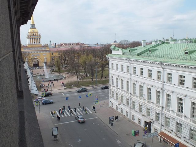 Красивый вид из окна хостела на Дворцовую площадь