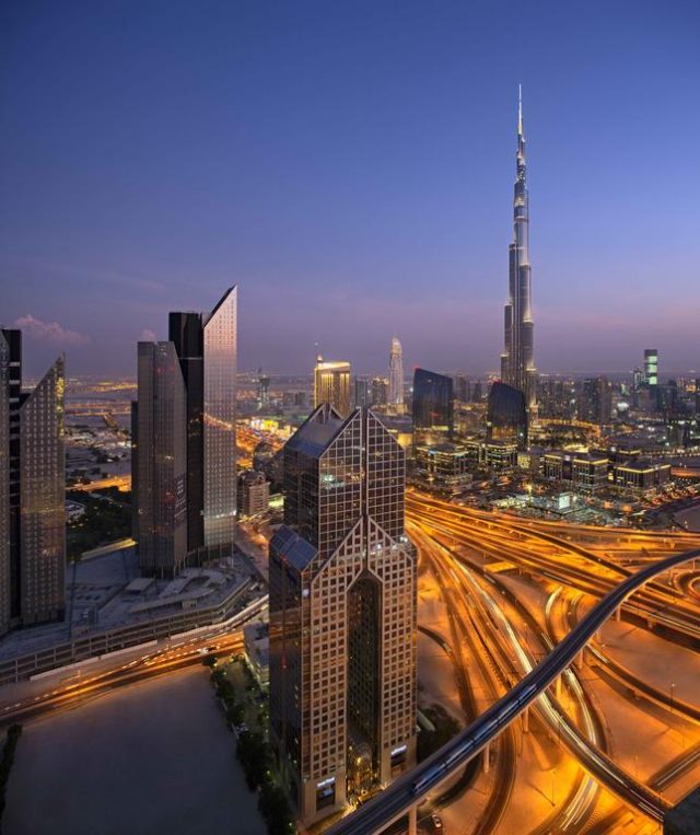 красивый вид с балкона на ночной Дубай и башню Бурдж-Халифа