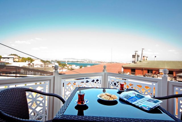 великолепный вид на Босфор с балкона отеля