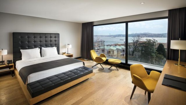 шикарный вид из панорамного окна спальни на Стамбул и Босфор
