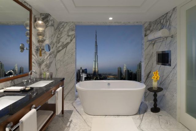 панорамный вид на башню Бурдж-Халифа из ванной комнаты
