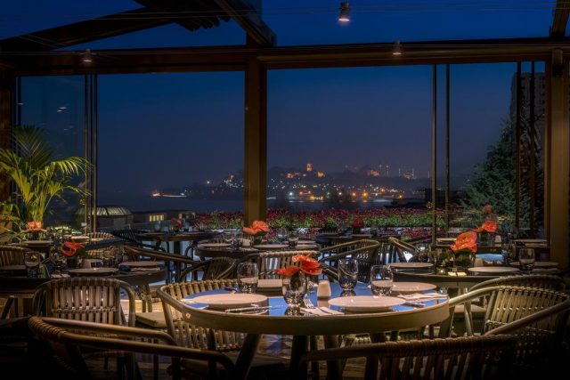 шикарный вид из ресторана отеля на ночной Стамбул и пролив Босфор