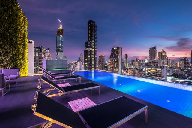 шикарный вид на ночной Бангкок из бассейна отеля