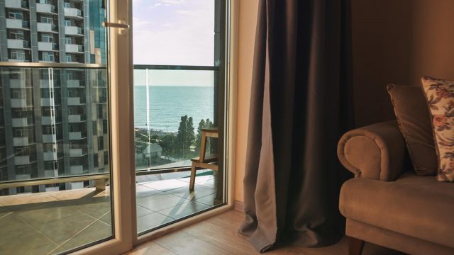 апартаменты с французскими окнами с видом на море