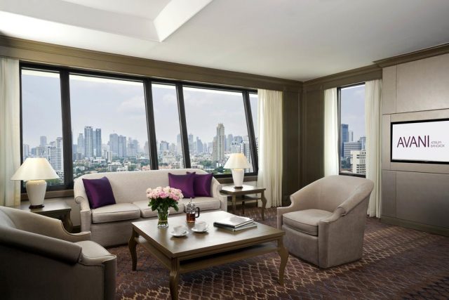 красивый вид на Бангкок из панорамного окна отеля