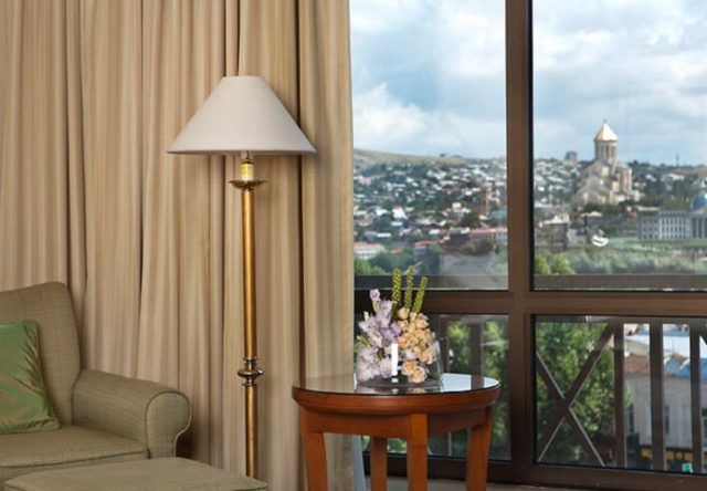 вид из окна отеля на достопримечательности Тбилиси