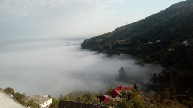 красивый вид на море в тумане в Грузии