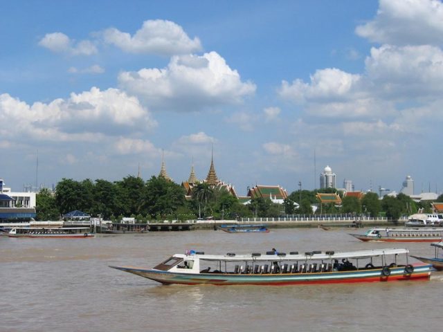 Красивый вид из отеля на реку и Буддийский храм в Бангкоке