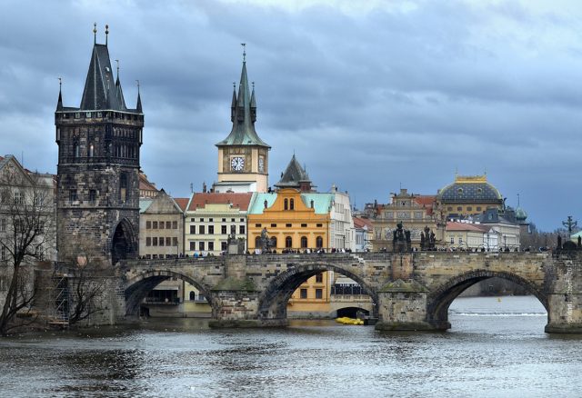 вид на Карлов мост в Праге