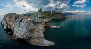 Красивый вид на Ласточкино гнездо