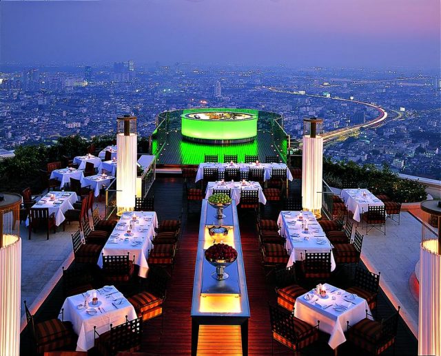 Красивый вид на ночной Бангкок из ресторана отеля