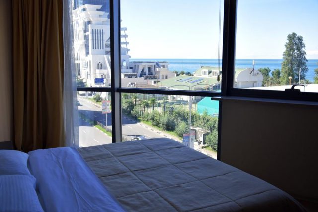 Апартаменты в Батуми с окнами в пол и видом на море