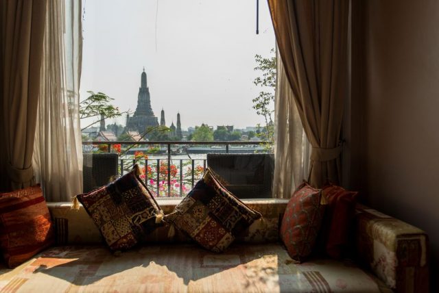 красивый вид из окна отеля на буддийский храм в Бангкоке