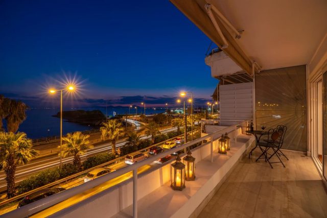 красивый вид на ночное побережье Афин с балкона апартаментов