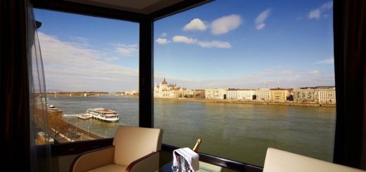 красивый вид из панорамного окна на Дунай и Буду в Будапеште