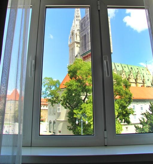 красивый вид на Загреб из окна апартаментов
