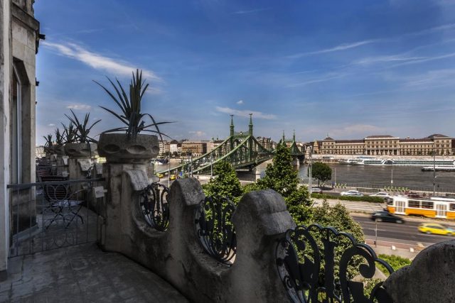 красивый вид на Мост Свободы в Будапеште с балкона отеля