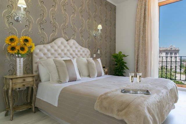 красивый вид из спальни отеля на сады Сабатини и королевский дворец