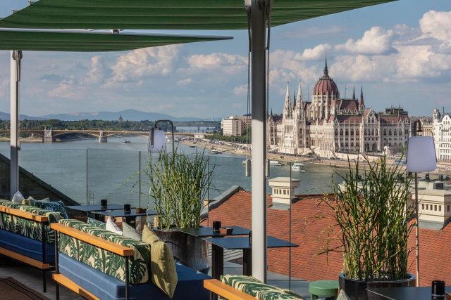 красивый вид на здание венгерского парламента и Дунай из отеля в Будапеште