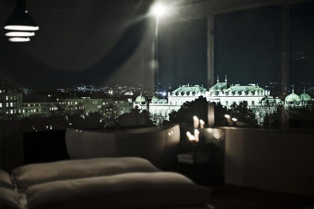 красивый вид на Бельведер через панорамное окно отеля