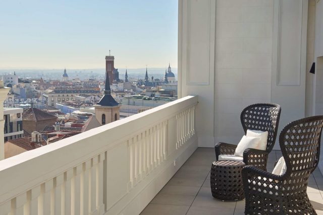 красивый вид с балкона отеля на достопримечательности Мадрида