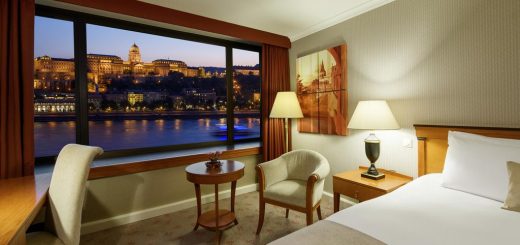 красивый вид через панорамное окно отеля на Дунай и достопримечательности Будапешта
