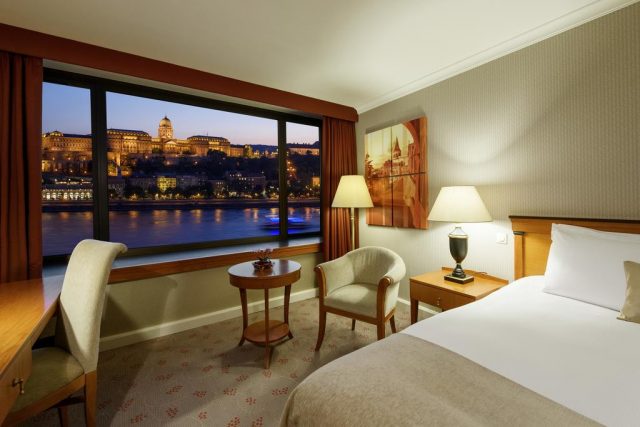 красивый вид через панорамное окно отеля на Дунай и достопримечательности Будапешта